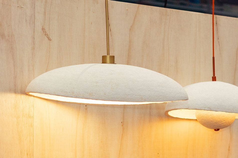 Lampadari e funghi: un connubio di creatività e sostenibilità